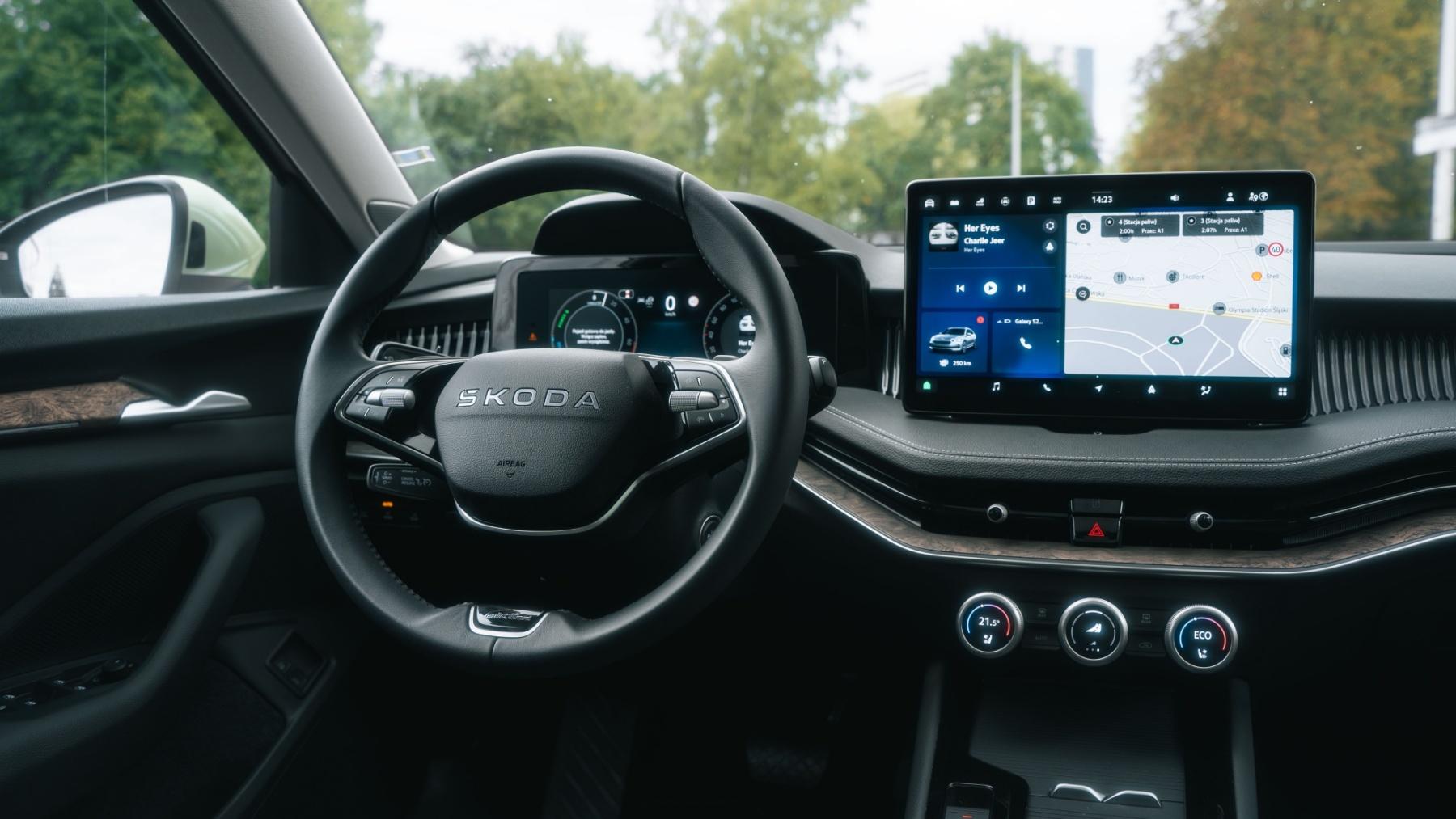 Skoda Superb PHEV kokpit