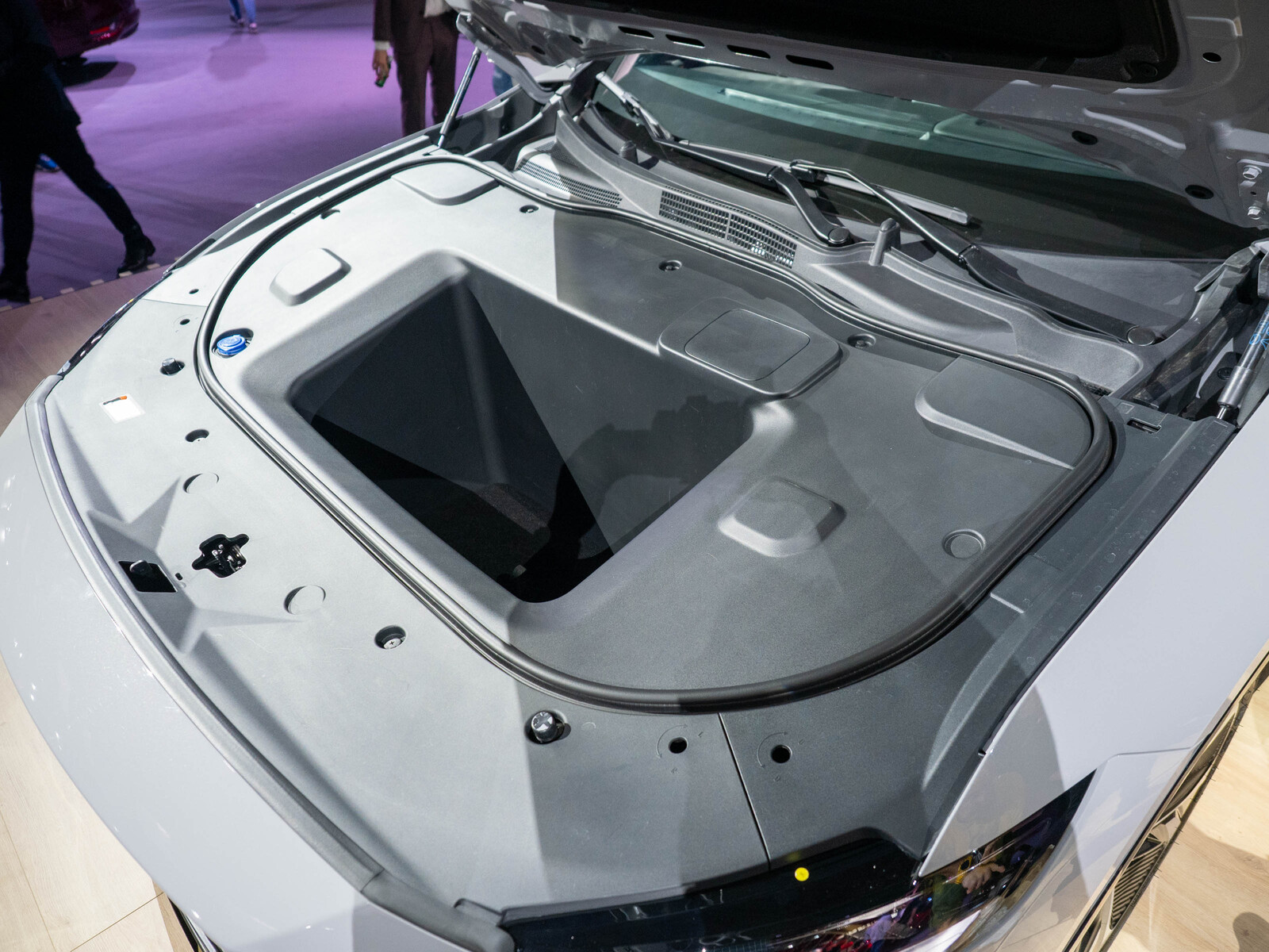 Mazda 6e silnik i frunk na kable