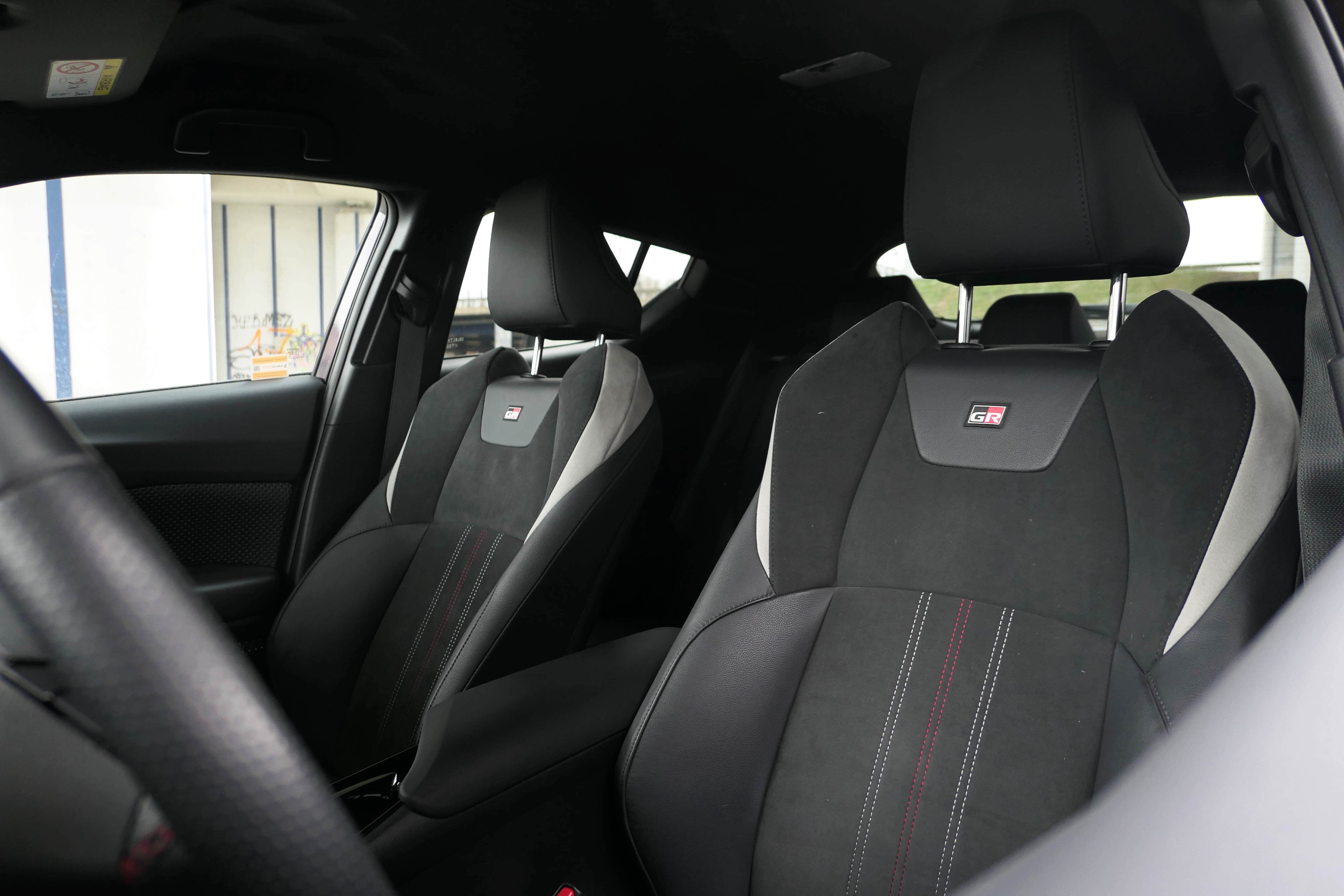 Toyota C-HR 2023 wnętrze