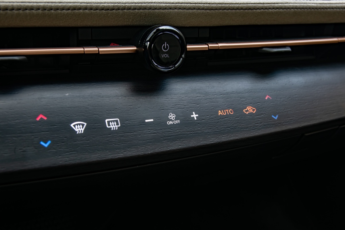 Nissan Ariya panel klimatyzacji