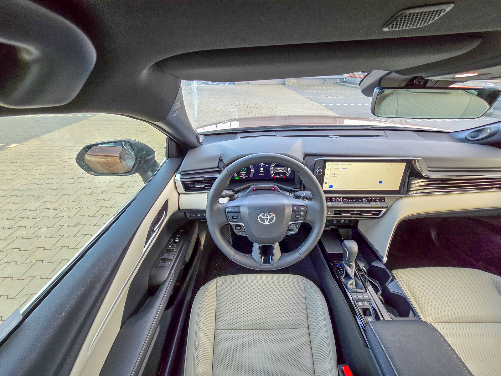 Wnętrze Toyota Camry hybrid