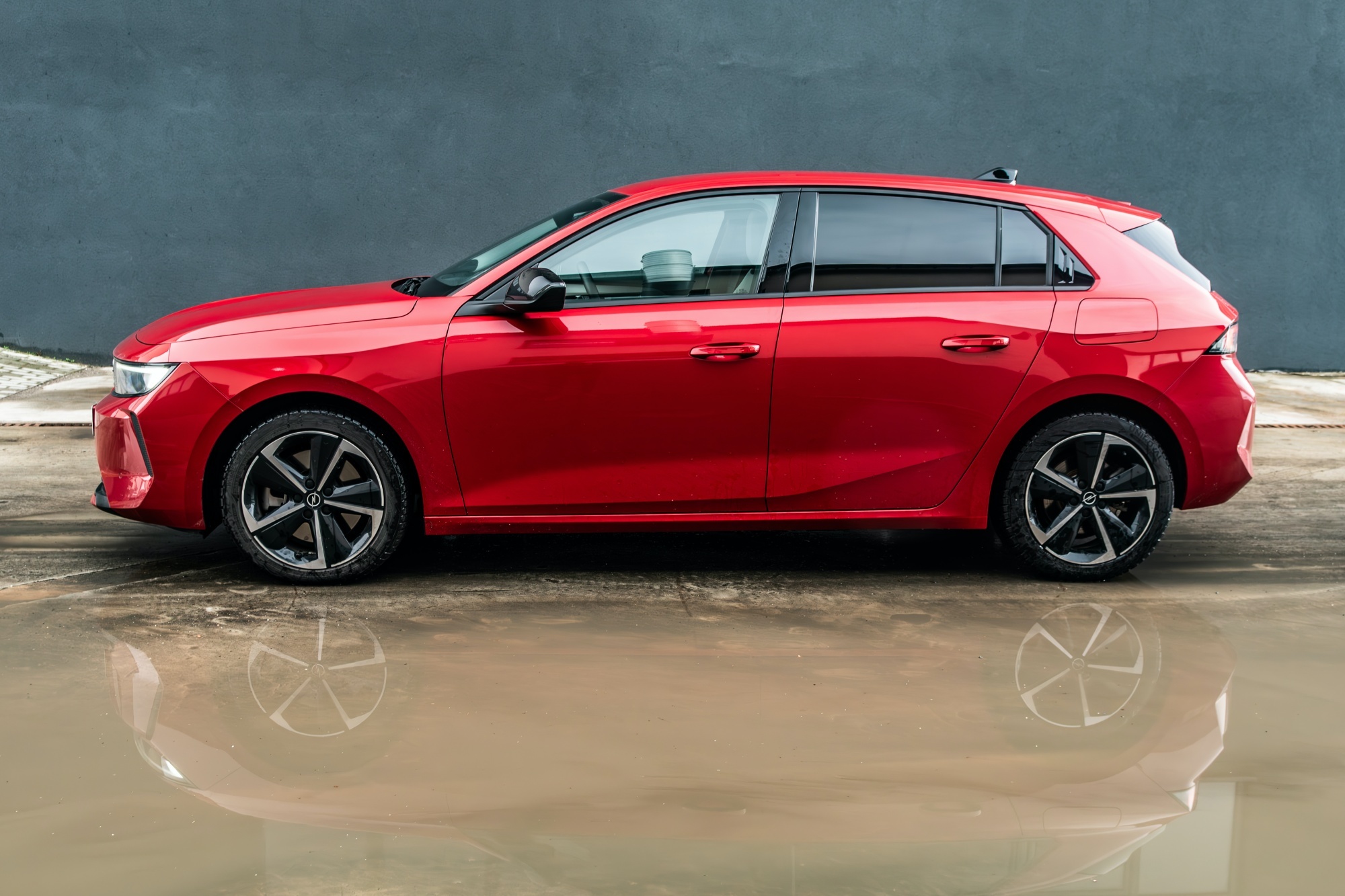 Opel Astra PHEV sylwetka