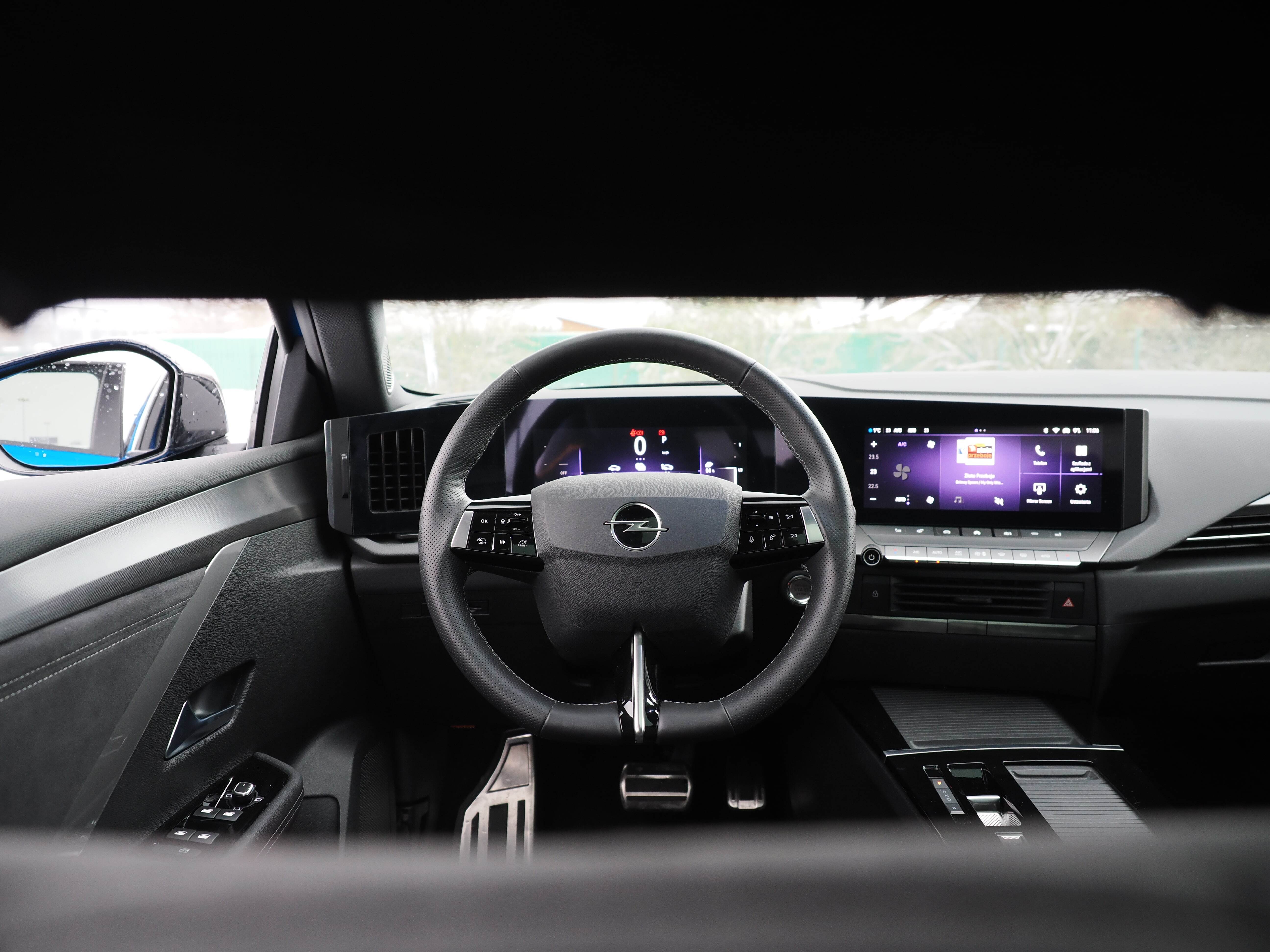 Elektryczna Opel Astra 2024 wnętrze