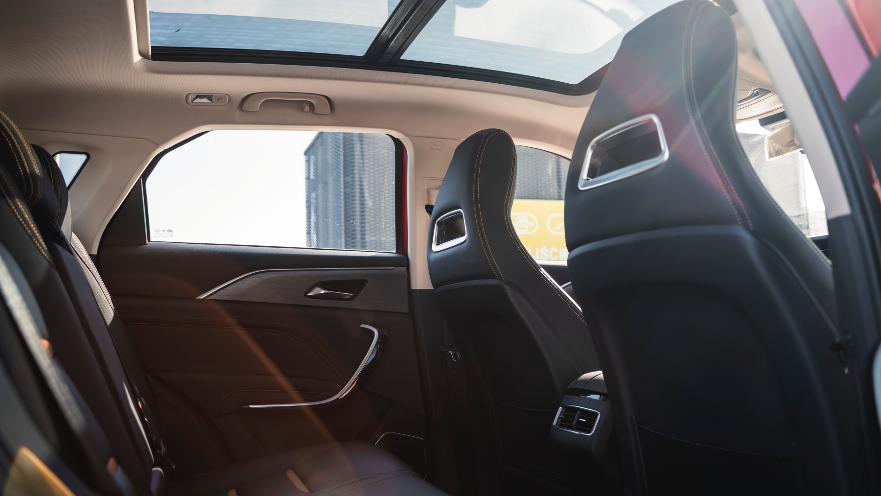 Bestune T77 tylna kanapa