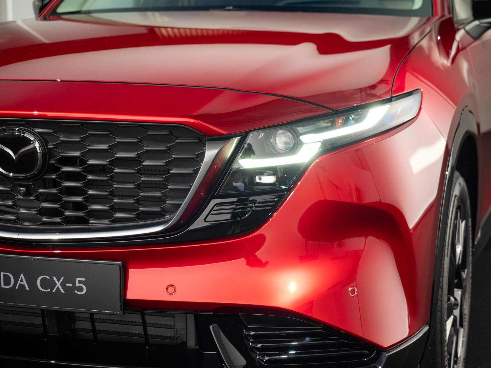 Nowa Mazda CX5 projekt reflektorów kształt L