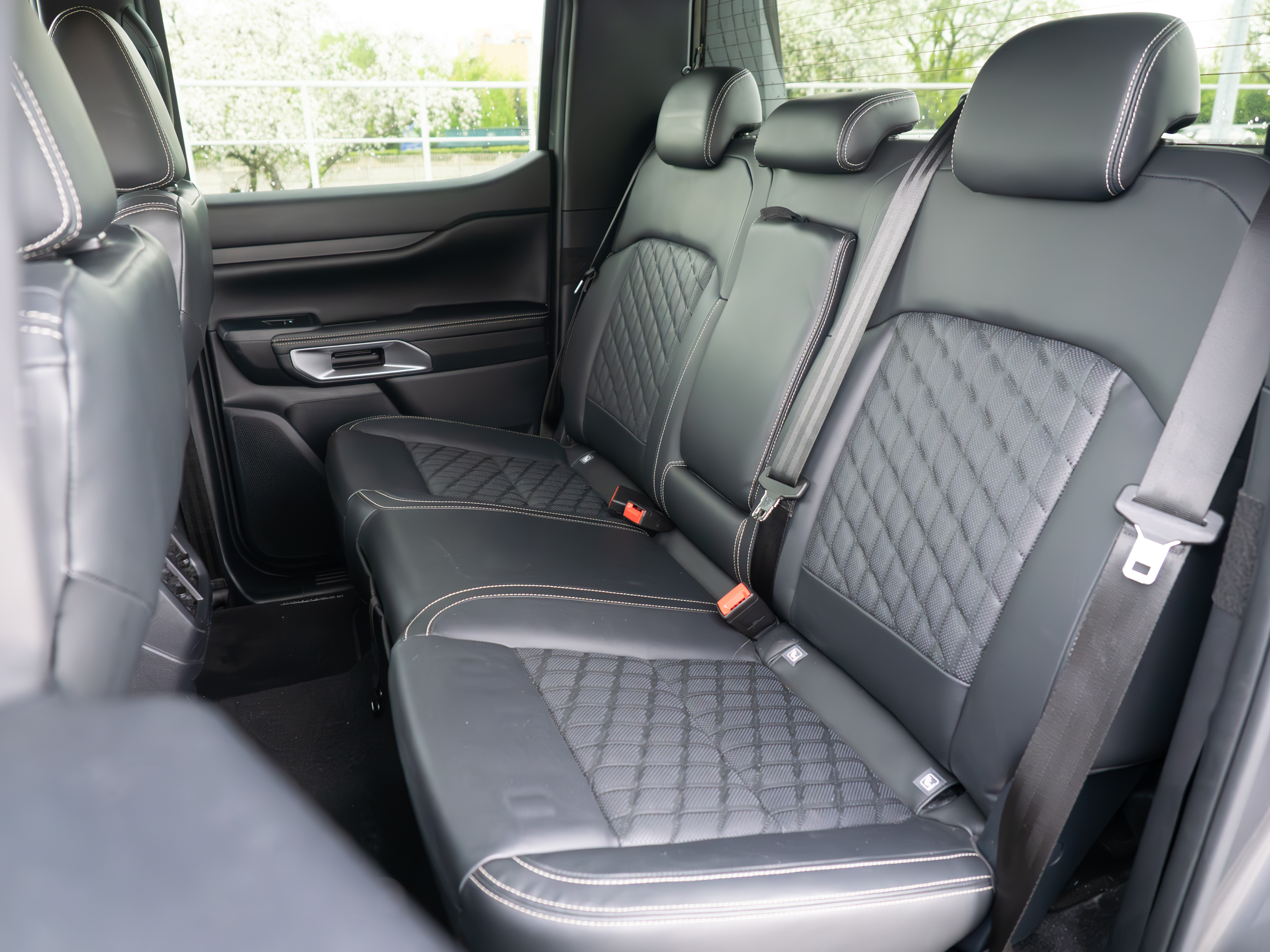 Ford Ranger Platinum wnętrze tylna kanapa