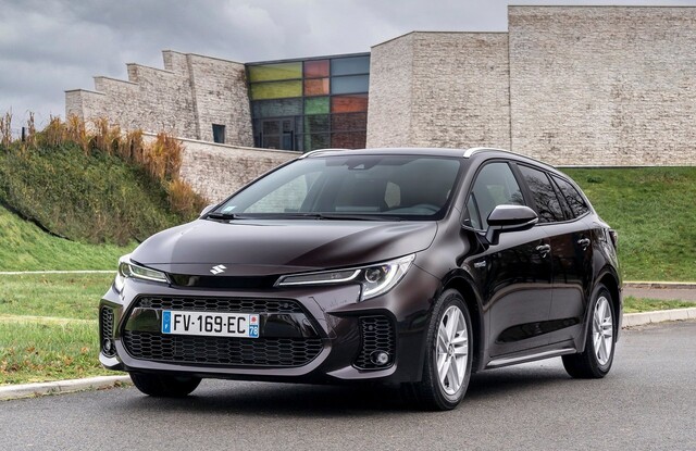 Suzuki Swace 2022 Hybrid vs Toyota Corolla Touring Sports