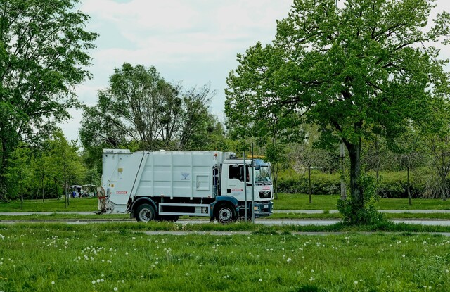 Pojazdy komunalne niska emisja, obowiązki firm i samorządów