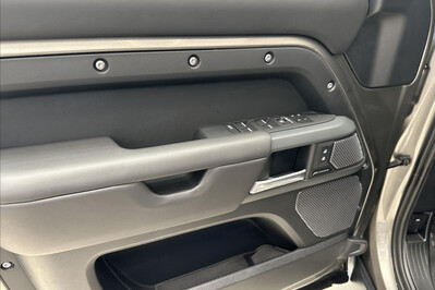 Land Rover Defender 110 D300 X-Dynamic HSE