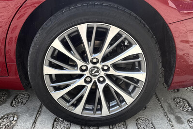 Lexus ES 300h Business Edition +