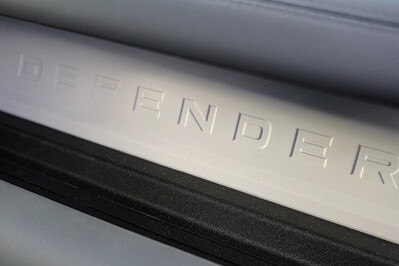 Land Rover Defender 110  D300 X-Dynamic HSE