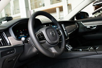 Volvo V90 T6 AWD Plug-In Hybrid Plus Dark