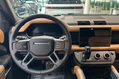 Land Rover Defender 110 D300 X-Dynamic HSE