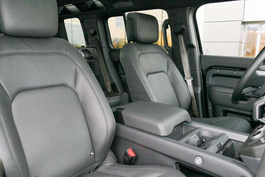 Land Rover Defender 110 D300 X-Dynamic HSE