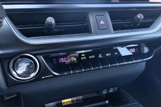 Lexus UX 300h F Sport Design