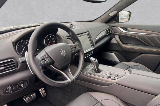 Maserati Levante Trofeo AWD Dreamline Giallo Avia Pervia