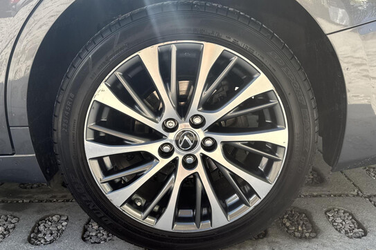 Lexus ES 300h Business Edition +