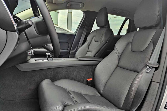 Volvo V60 B4 B Plus Dark
