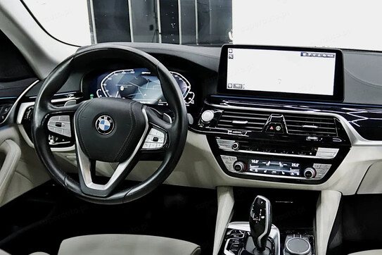 BMW Seria 5 530e xDrive Luxury Line aut