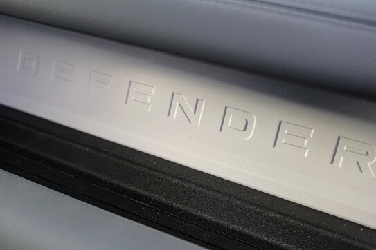 Land Rover Defender 110  D300 X-Dynamic HSE