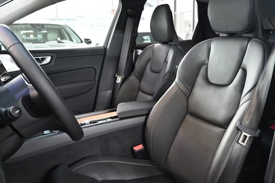 Volvo XC60 B5 B AWD Ultra Dark