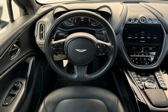 Aston Martin DBX V8