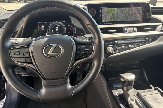 Lexus ES 300h Business Edition +