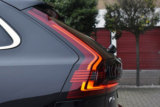 Volvo V90 T8 AWD Plug-In Hybrid Ultra Bright