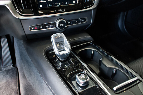 Volvo V90 T6 AWD Plug-In Hybrid Ultra Dark