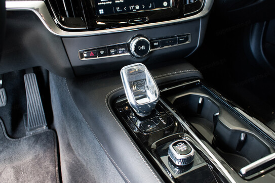 Volvo V90 T6 AWD Plug-In Hybrid Plus Dark