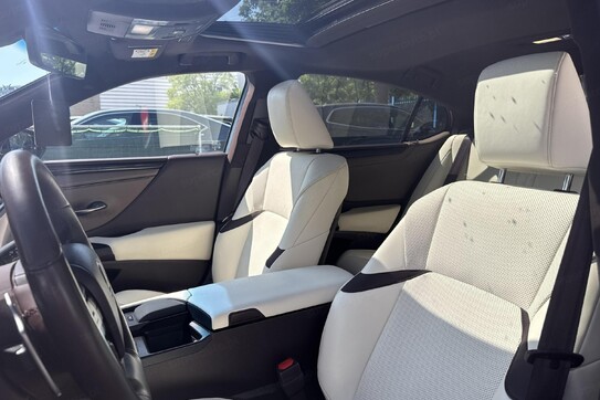 Lexus ES 300h Business Edition +