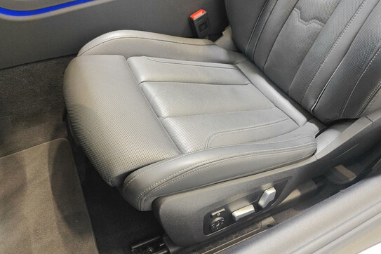 BMW Seria 8 840i